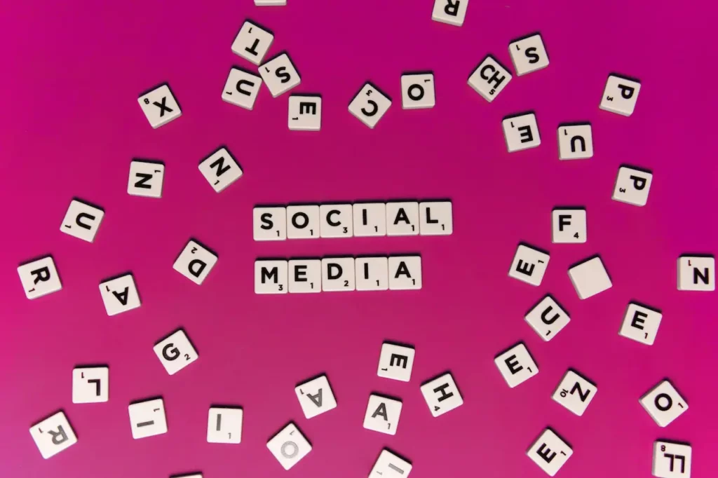 Lettres de Scrabble disposées de manière à former les mots "Social Media".